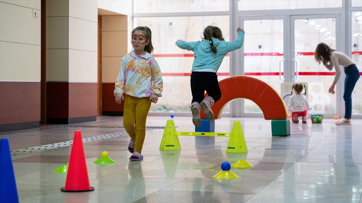 Sakarya'da Depremzede Çocuklar Çizgi Film İzleyip Geleneksel Oyunlarla Moral Buldu