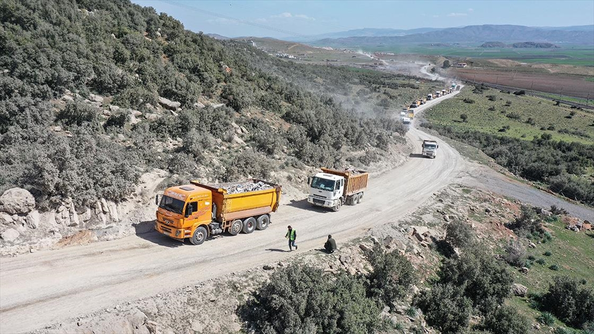 Nurdağı'nda Günde Ortalama 1500 Kamyonla Enkaz Taşınıyor