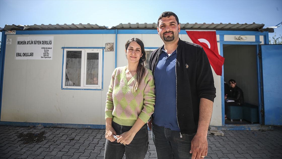 Hataylı Depremzede Öğretmen Çift, Öğrencileri Sınava Hazırlayarak Acılarını Azaltıyor