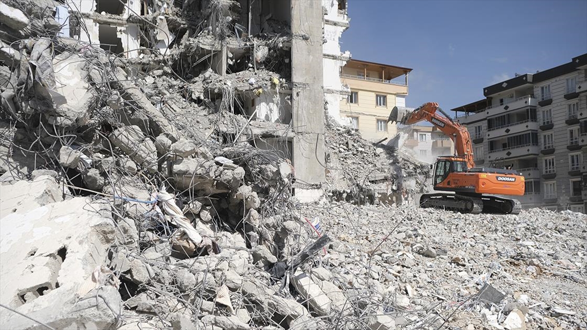 Nurdağı'nda Deprem Sonrası Acil Yıkılması Gereken Binaların Kontrollü Yıkımı Sürüyor