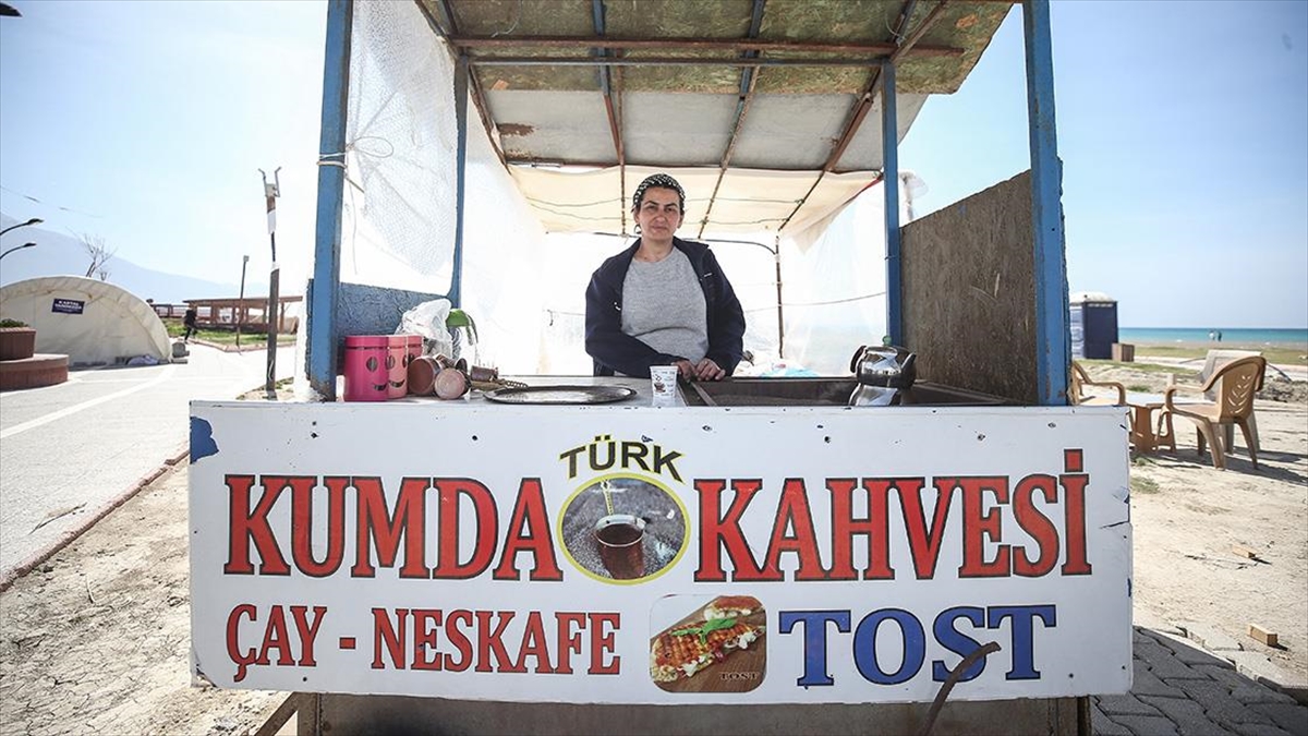 Depremlerin Vurduğu Samandağ'da Kahve Tezgahını Yeniden Açtı