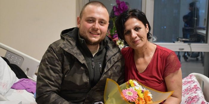 Kendisini Enkazdan Kurtaran Afad Gönüllüsünün Sürpriz Ziyareti Duygulandırdı