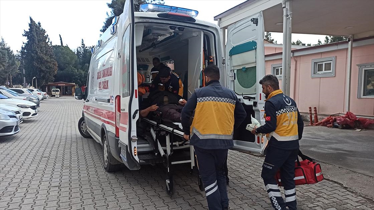 112 Çalışanları Ailelerini Güvenli Yere Bırakıp Depremzedelerin Yardımına Koştu