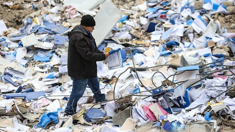 Yıkılan belediye binası enkazında evrak nöbeti