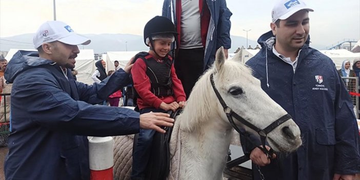 Osmaniye'deki Çadır Kentte Çocuklara Ponylerle "atlı Terapi"