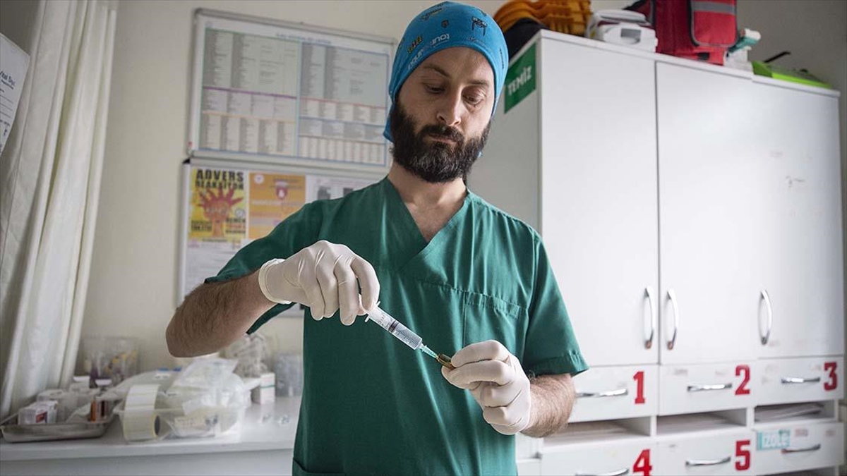 Tıp Bayramı'nı Depremlerin Merkez Üssünde Geçiren Sağlıkçılar, Çalışmalarını Özveriyle Sürdürüyor