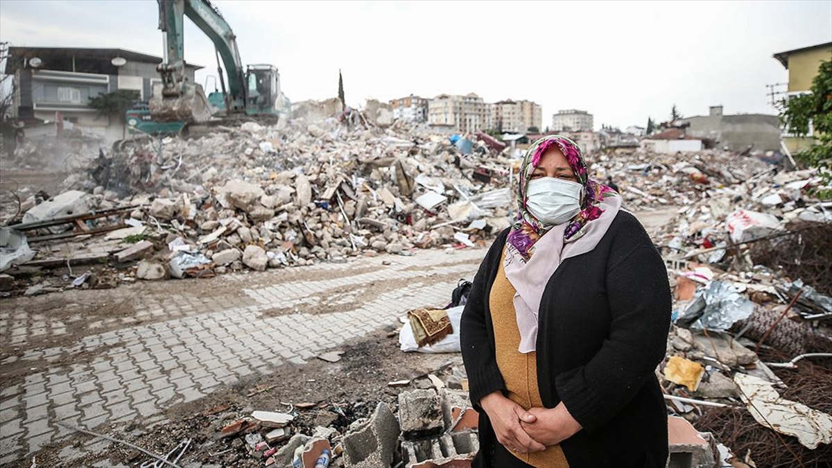 Kanserden Ölen Eşinden Kalan Hatıraları İçin Enkaz Başında Bekliyor