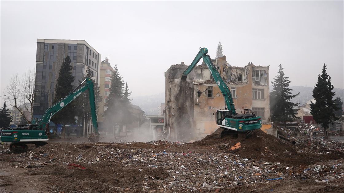 Kahramanmaraş'ta Aciliyet Gerektiren Binaların Yıkımı Sürüyor