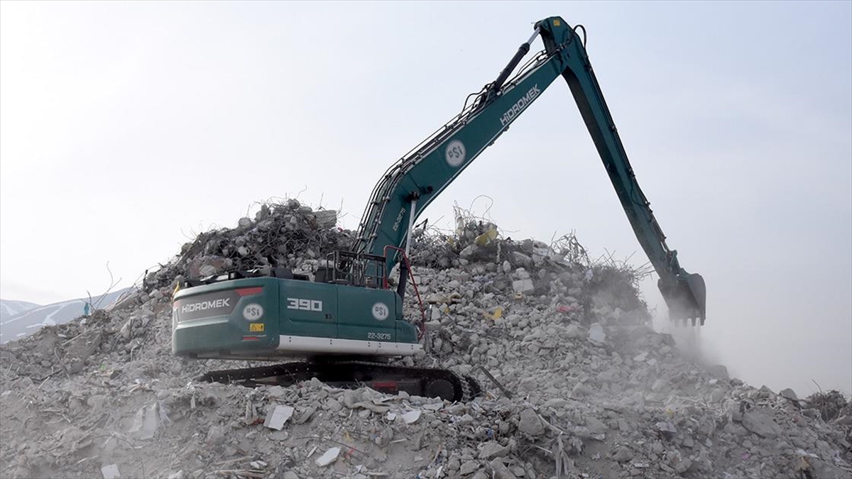 Malatya'da Enkaz 830 Dönümlük İki Alanda Toplanıyor