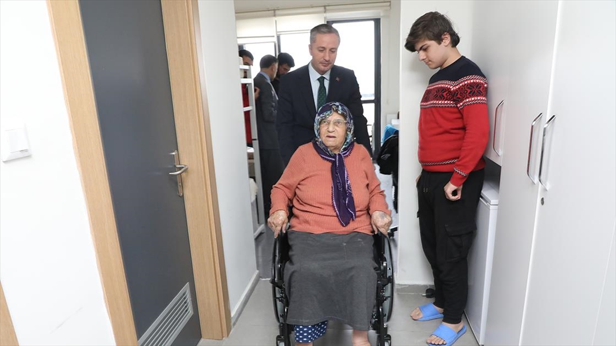 Ağrı'da Misafir Edilen Depremzede Kadının Tekerlekli Sandalye İhtiyacı Giderildi