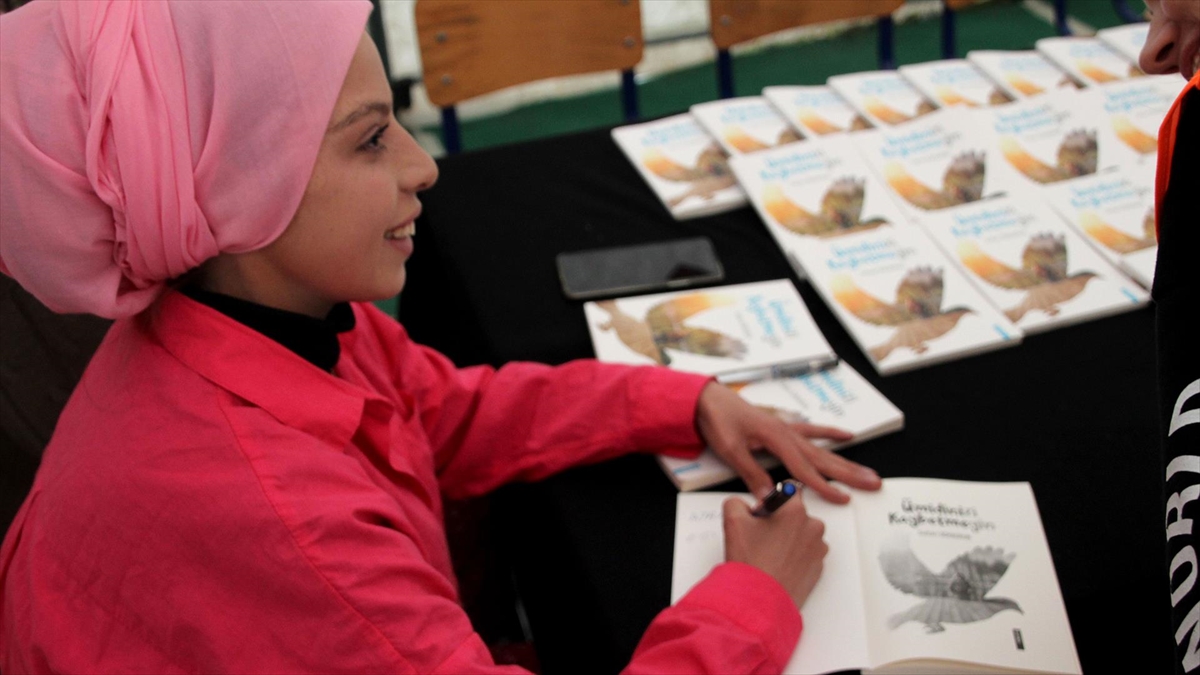 Depremzede Genç Yazar İçin Çadır Kentte İmza Günü Düzenlendi