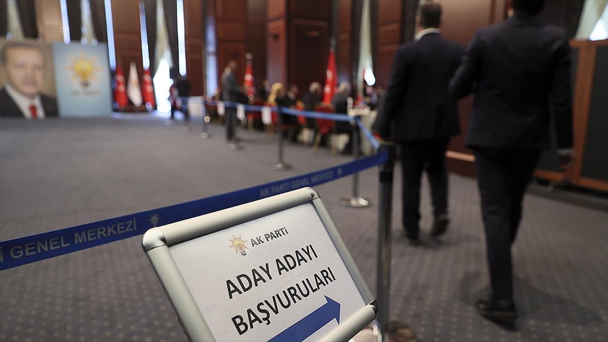 Siyasi Parti Genel Merkezlerinde "başvuru" Hareketliliği