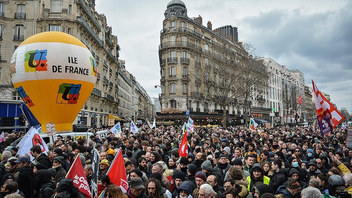 Fransa'da Parlamenterlerden Emeklilik Reformunun "En Tartışmalı Maddesine" Onay