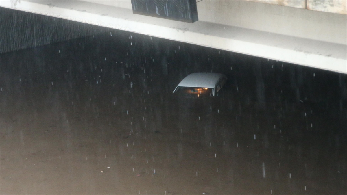 Diyarbakır'da Sağanak, Su Baskınlarına Neden Oldu