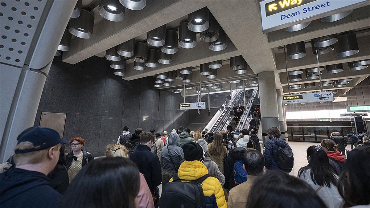 İngiltere'de Yüz Binlerce Çalışan Greve Gitti