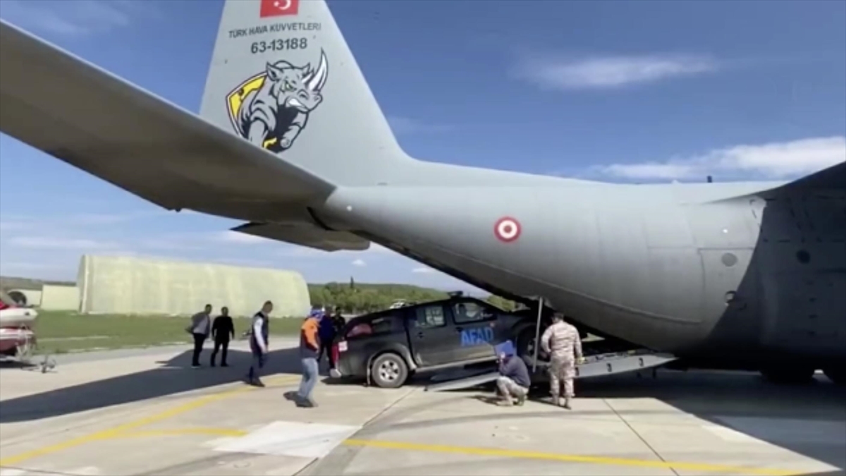 TSK'ya Ait Uçaklardan Sel Bölgesine Malzeme Sevkiyatı