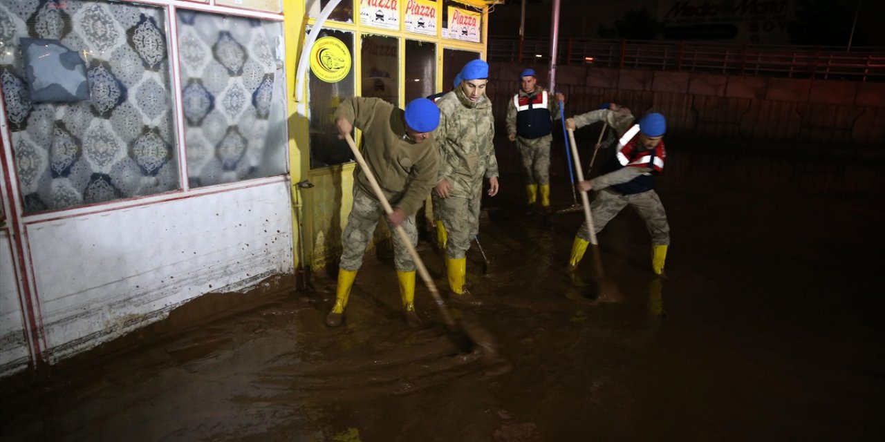 Selden Etkilenen Şanlıurfa'da Askerler Temizlik Yaptı