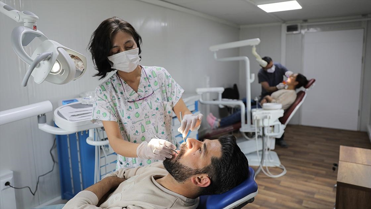 Aydınlı Diş Hekimi Çift, 3 Çocuğunu Aile Büyüklerine Emanet Edip Deprem Bölgesine Geldi