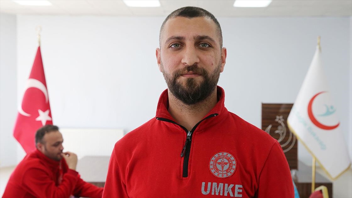 Adıyaman'da Küçük Müjgan'ı Enkazdan Kurtaran Umke Görevlisi, Annesiyle Diyaloğunu Unutamıyor