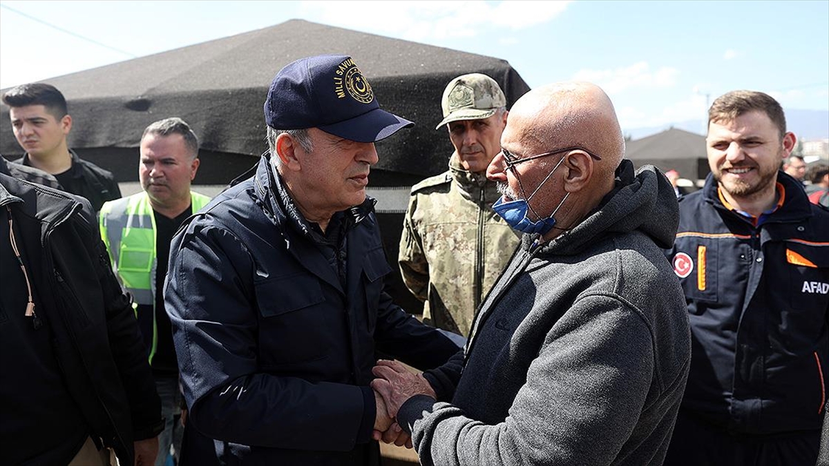 Milli Savunma Bakanı Akar'dan Antakya'daki Çadır Kentte İnceleme