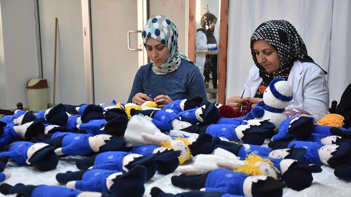 Şırnaklı Kadınlar Depremzede Çocuklar İçin Amigurumi Tekniğiyle Örgü Bebek Yapıyor