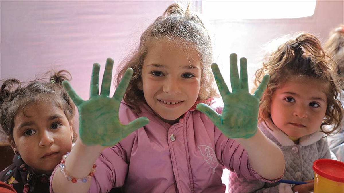Hatay'da Depremzede Çocuklar Çadır Kentteki Oyun Alanlarında Vakit Geçiriyor