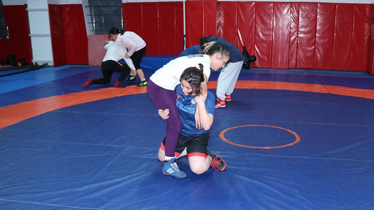 Yozgatlı Genç Kadın Güreşçiler, Milli Takıma Girmeyi Hedefliyor