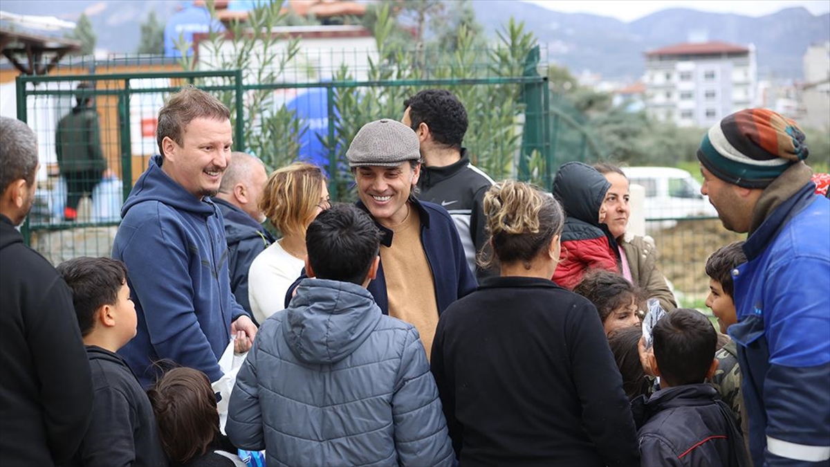 Adana Demirspor Teknik Direktörü Montella, Hatay'da Depremzedeleri Ziyaret Etti