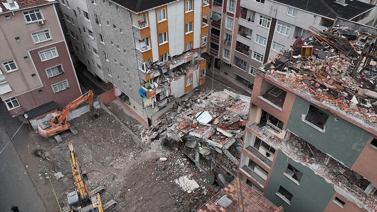 Bahçelievler'de Kontrollü Yıkılan Binanın Çökmesi Sonucu Yandaki Apartmanda Hasar Oluştu