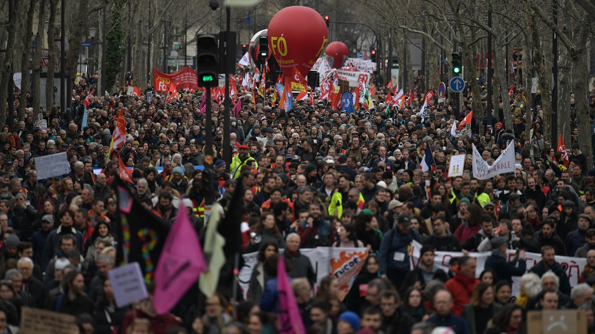 Fransa'da Emeklilik Reformunun Mecliste Oylanmadan Kabulü Uluslararası Basında Geniş Yer Buldu