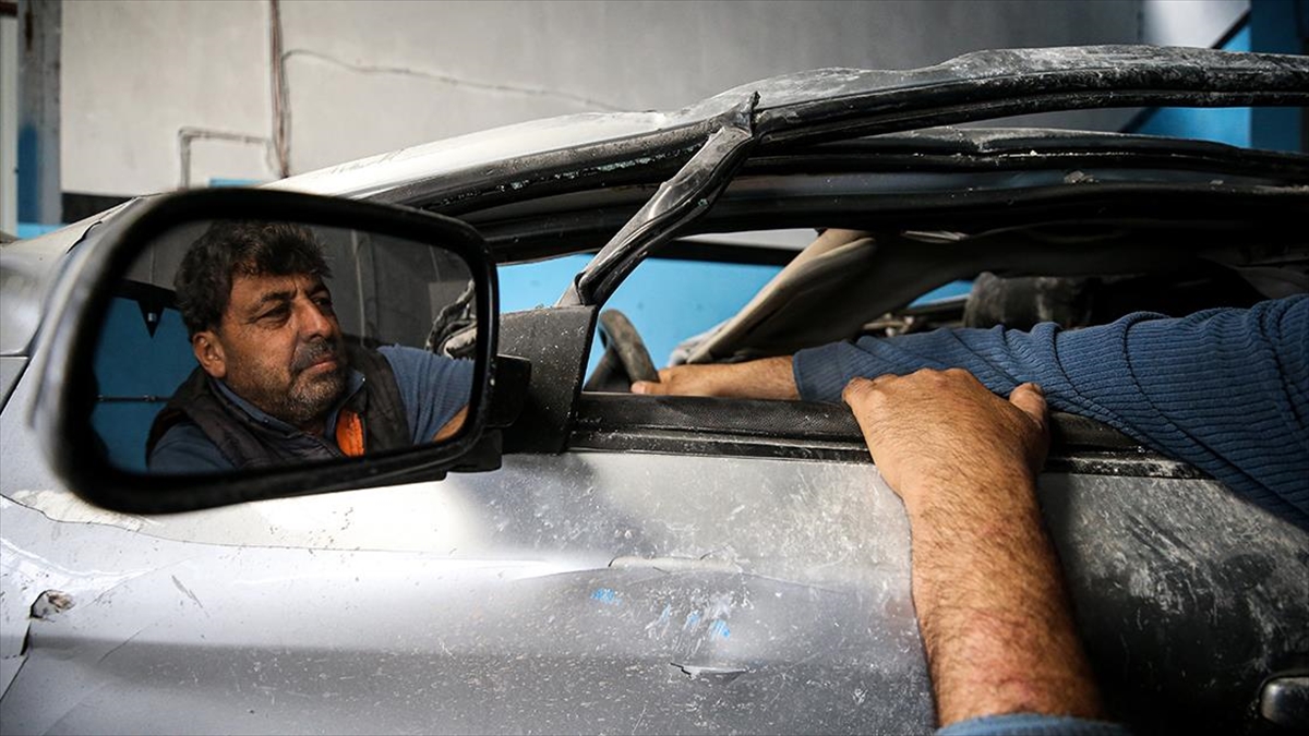 Antakya'da Ustalarını Kaybeden Oto Sanayiciler, Yıkık Dükkanların Arasında Mesaiye Başladı