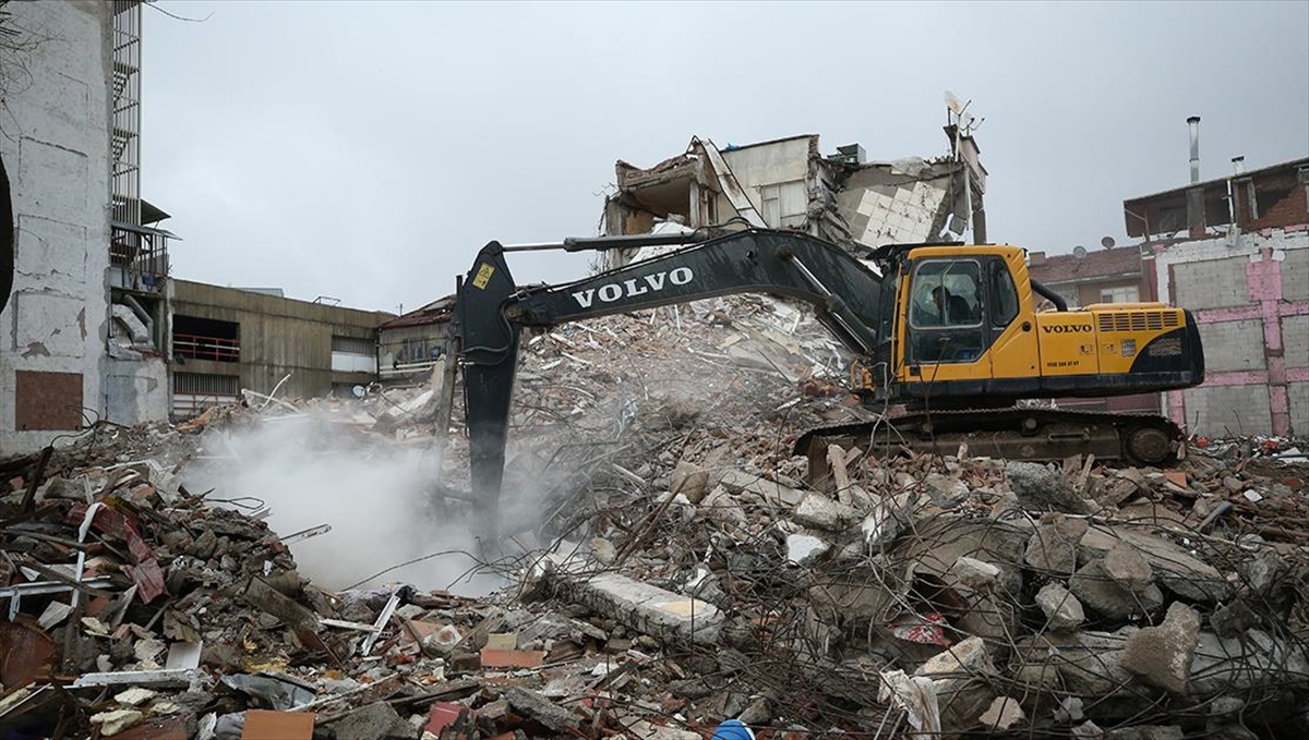 Malatya'da Ağır Hasarlı Binaların Yıkımı Ve Enkaz Kaldırma Çalışmaları Sürüyor