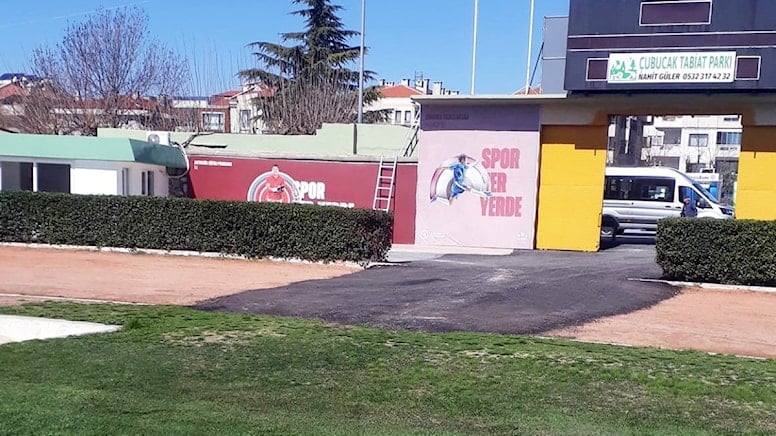 Şaka gibi! Atletizm pistinin ortasına asfalt yol yaptılar