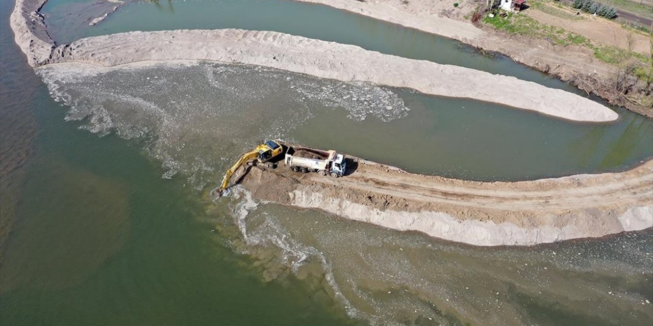 Meriç Nehri Yatağında Kum Temizliği Yapılıyor