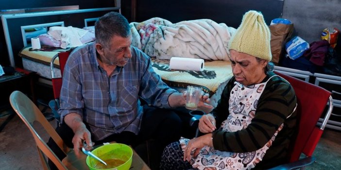 Hatay'da Evi Ağır Hasar Alan 70 Yaşındaki Adam, Hasta Eşine Barakada Bakıyor