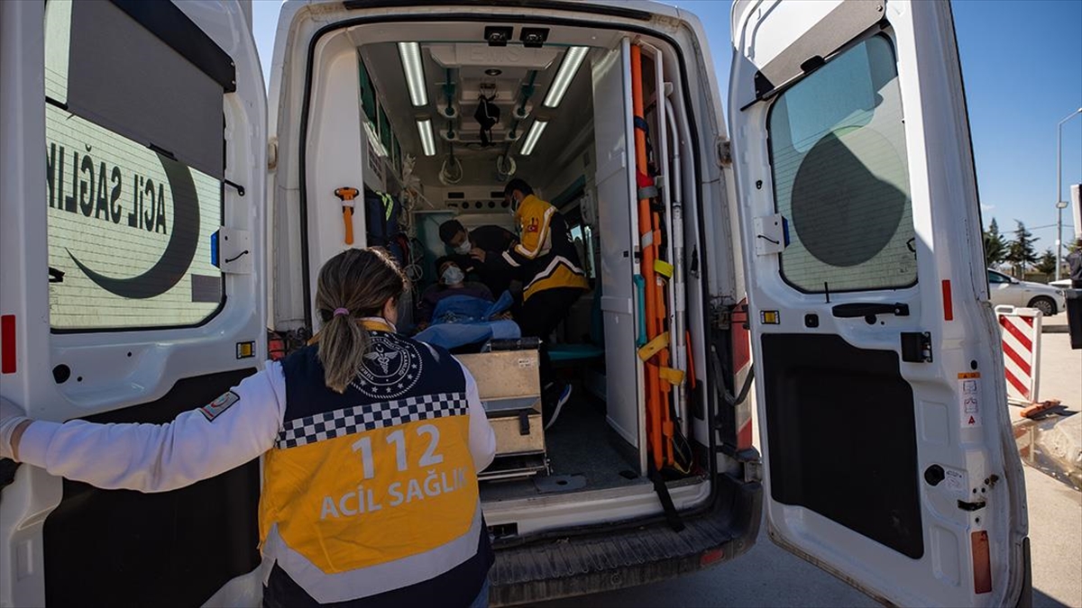 Depremzede Acil Tıp Teknisyenleri, Acılarına Rağmen Mesaisini Sürdürüyor