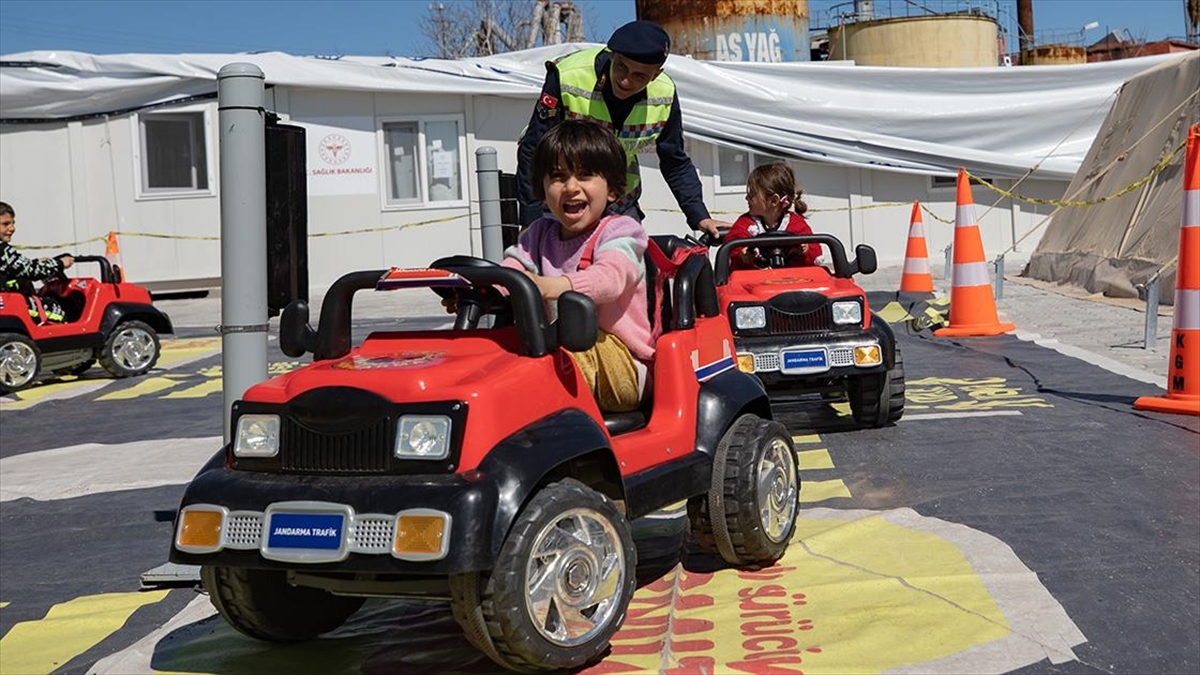 Jandarma Ekipleri Hatay'da Kurdukları Parkurda Çocuklara Trafik Kurallarını Öğretiyor