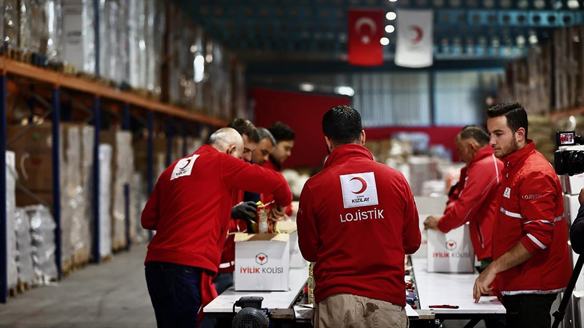Türk Kızılayın Ramazan İçin Hazırladığı "iyilik Kolisi" Hatay'da Depremzedelere Ulaştırılıyor