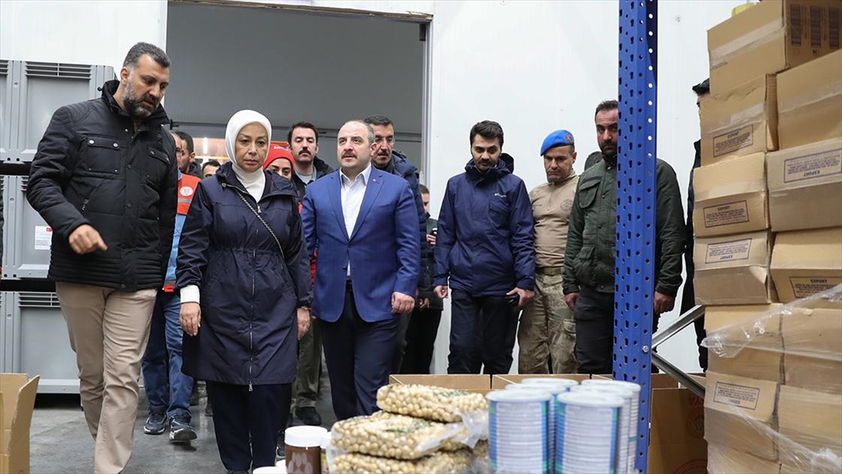 Bakan Varank, Deprem Sonrasında Lojistik Merkeze Dönüştürülen Kayısı Deposunu Ziyaret Etti