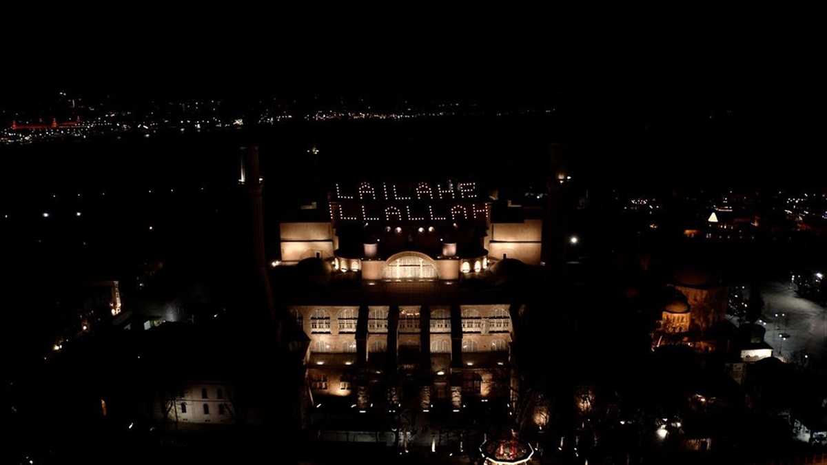 Ayasofya-i Kebir Camisi'ne Kelime-i Tevhid Yazılı Mahya Asıldı