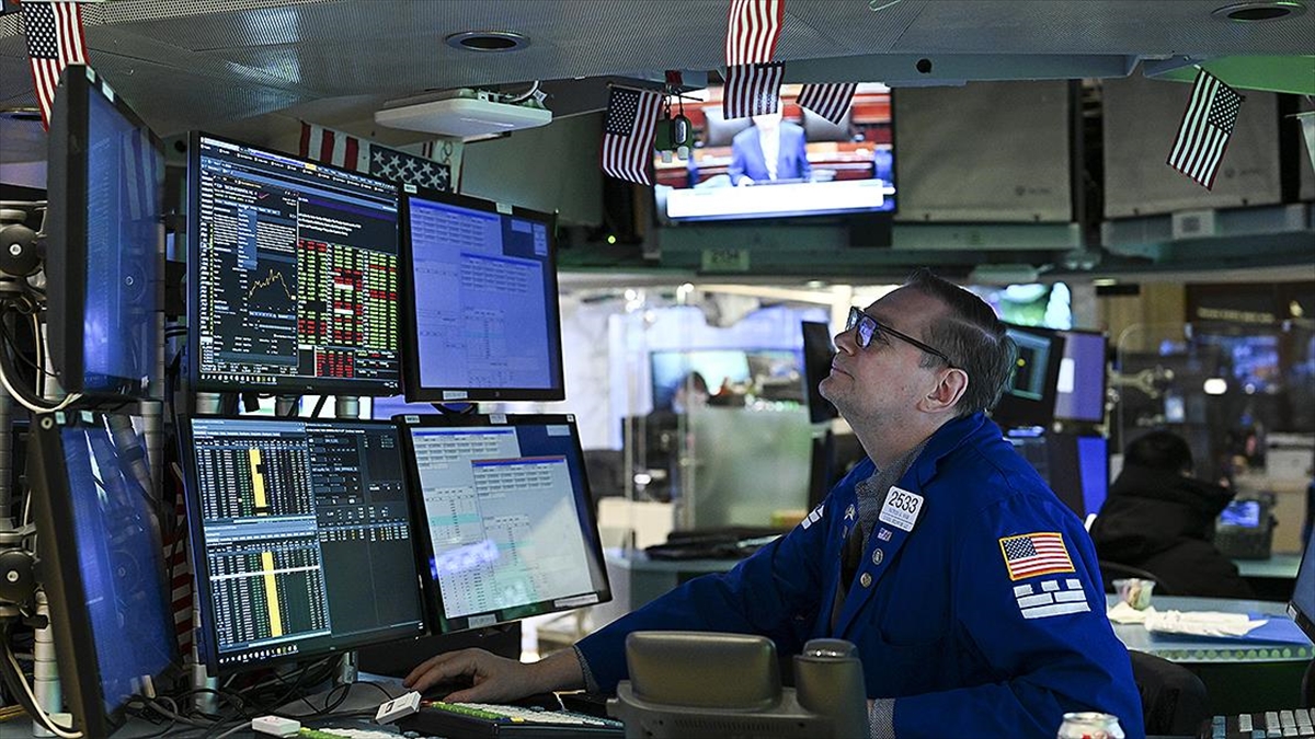 New York Borsası Fed'in Faiz Kararı Öncesi Yatay Seyirle Açıldı