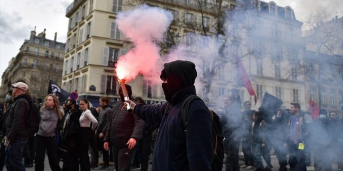 Fransa'da Göstericiler Paris Havalimanı'nın Girişini Kapattı