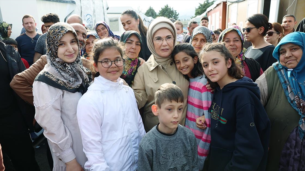 Emine Erdoğan, Hatay'da Depremzedelerle Bir Araya Geldi