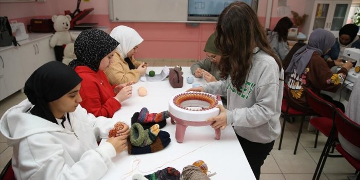 Meslek Liseliler Depremzede Çocuklar İçin "oyun Arkadaşı" Yapıyor