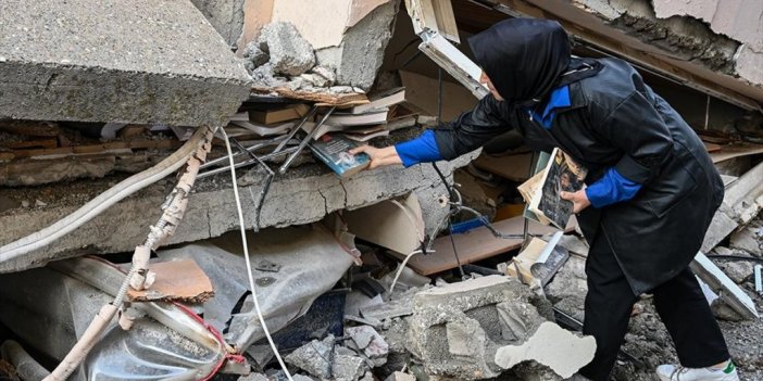 Babasının Deprem Enkazında Kalan 25 Bin Kitabını Kütüphanede Yaşatacak