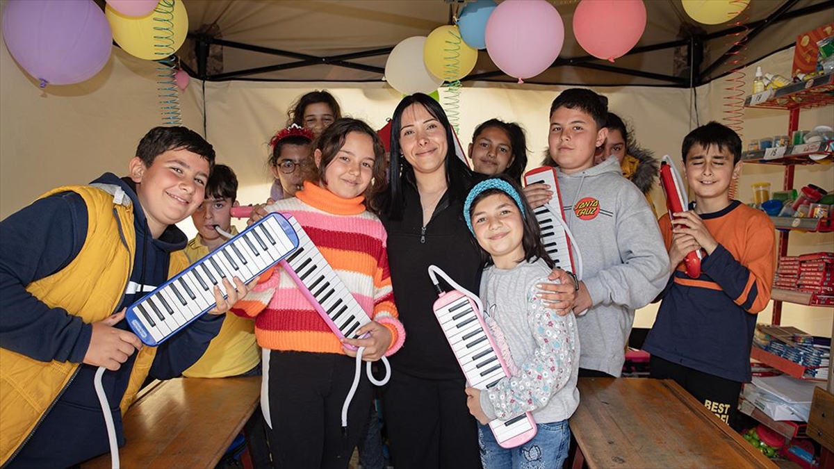 Hatay'da Depremzede Öğretmenlerin Kurduğu Çadır Sınıftan Melodika Sesi Yükseliyor