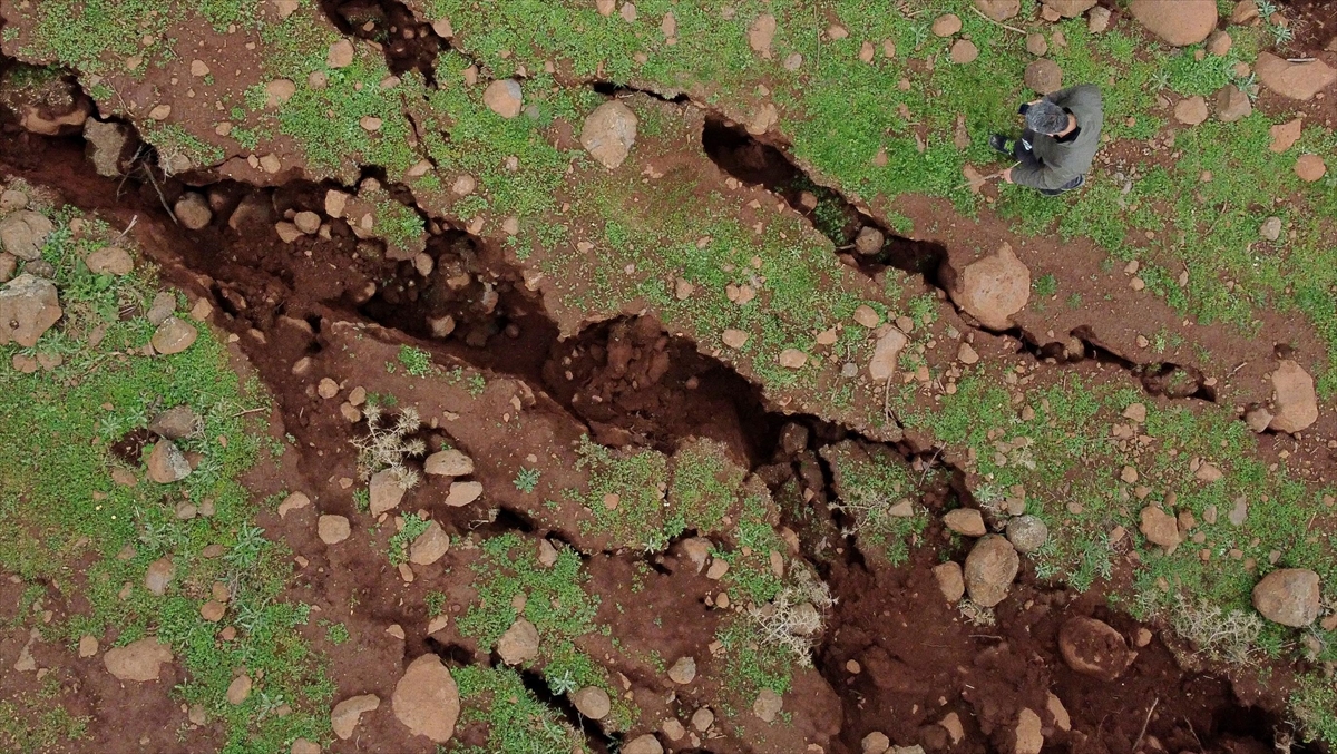 Hatay Hassa'daki Yüzey Kırıkları Depremlerin Etkisini Gözler Önüne Seriyor