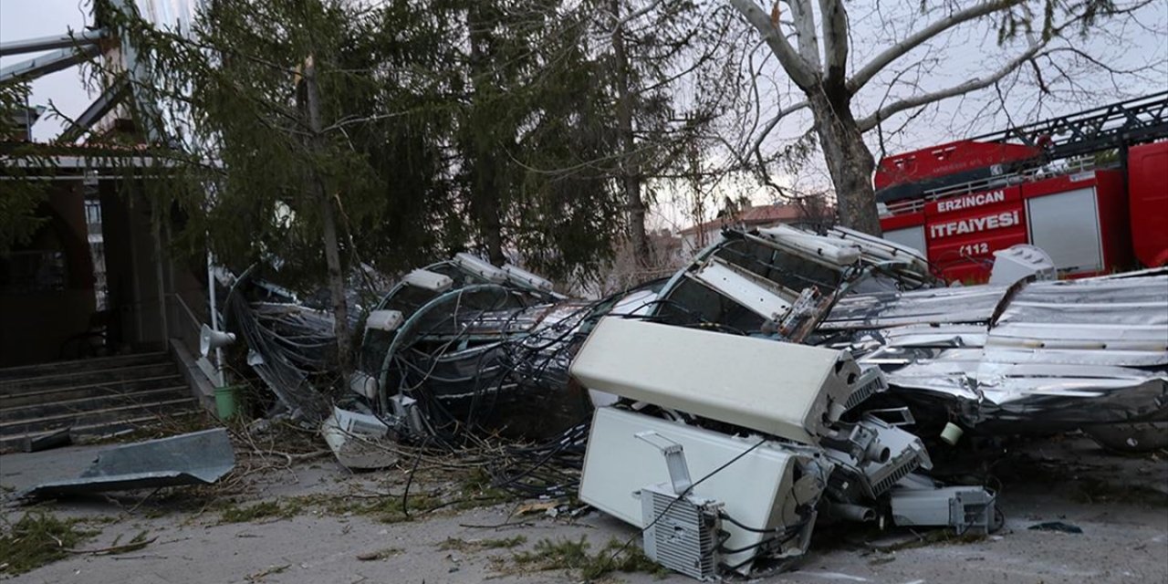 Cami Minaresi Devrildi, Çatılarda Hasar Oluştu!
