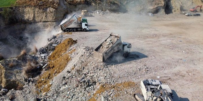 Osmaniye'de Yıkılan Binaların Enkazından Günlük 700 Kamyon Moloz Taşınıyor