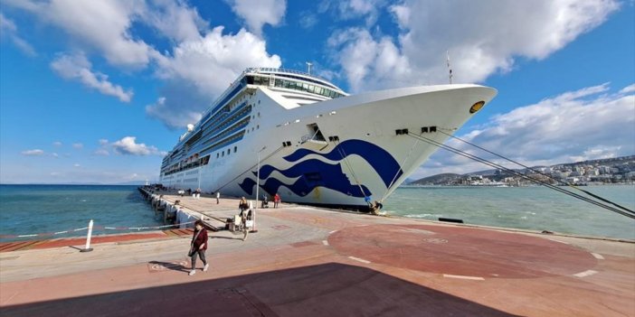 Kuşadası'na Kruvaziyerle 1997 Turist Geldi